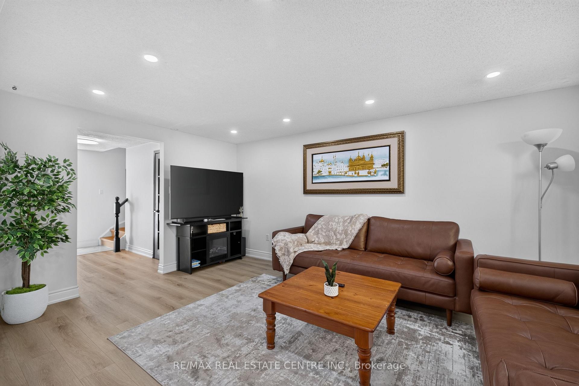 Photo 10 of 122 Moss Place, Guelph, Kortright West — HOMEH