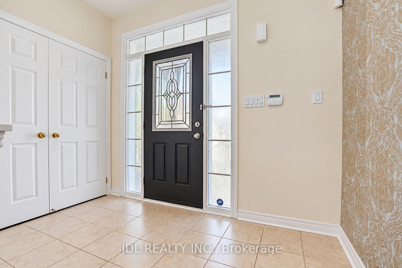 Photo 2 of 11 Herbert Wales Crescent, Markham, Victoria Square — HOMEH