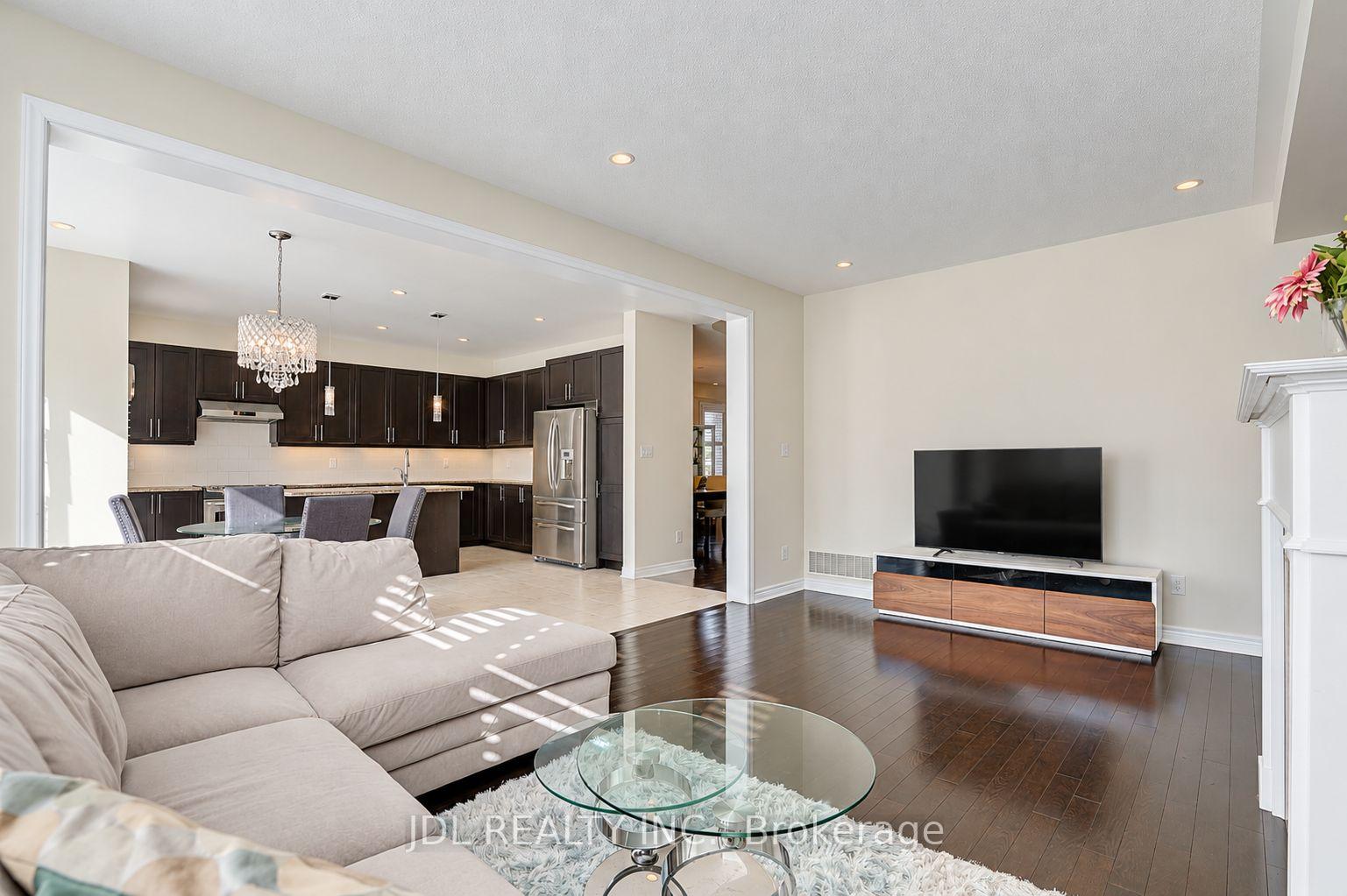 Photo 15 of 11 Herbert Wales Crescent, Markham, Victoria Square — HOMEH