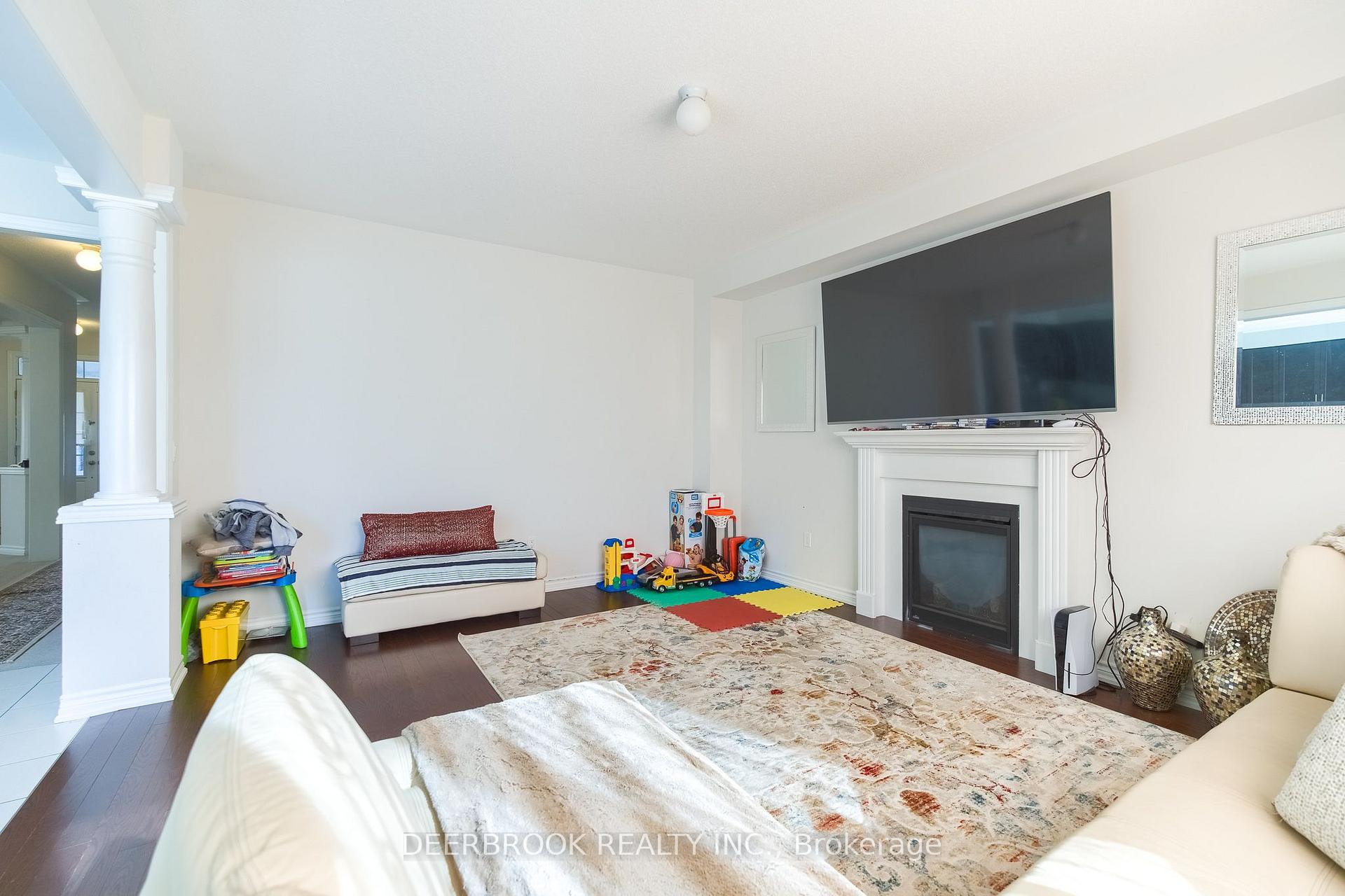 Photo 12 of 1945 Douglas Langtree Drive, Oshawa, Taunton — HOMEH