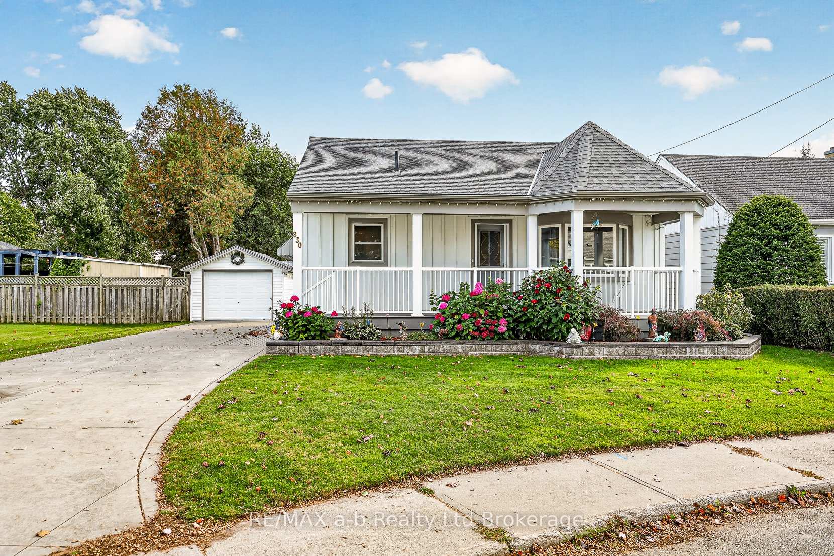 Photo 3 of 830 Maple Avenue, Woodstock, Woodstock - South — HOMEH