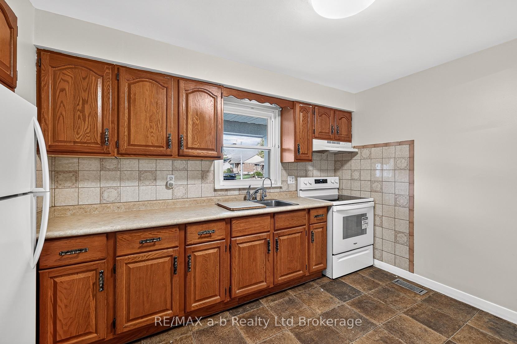 Photo 12 of 830 Maple Avenue, Woodstock, Woodstock - South — HOMEH