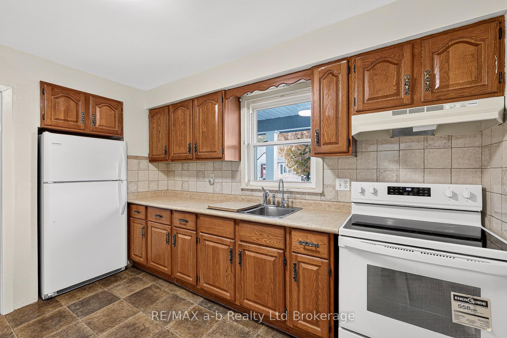 Photo 13 of 830 Maple Avenue, Woodstock, Woodstock - South — HOMEH