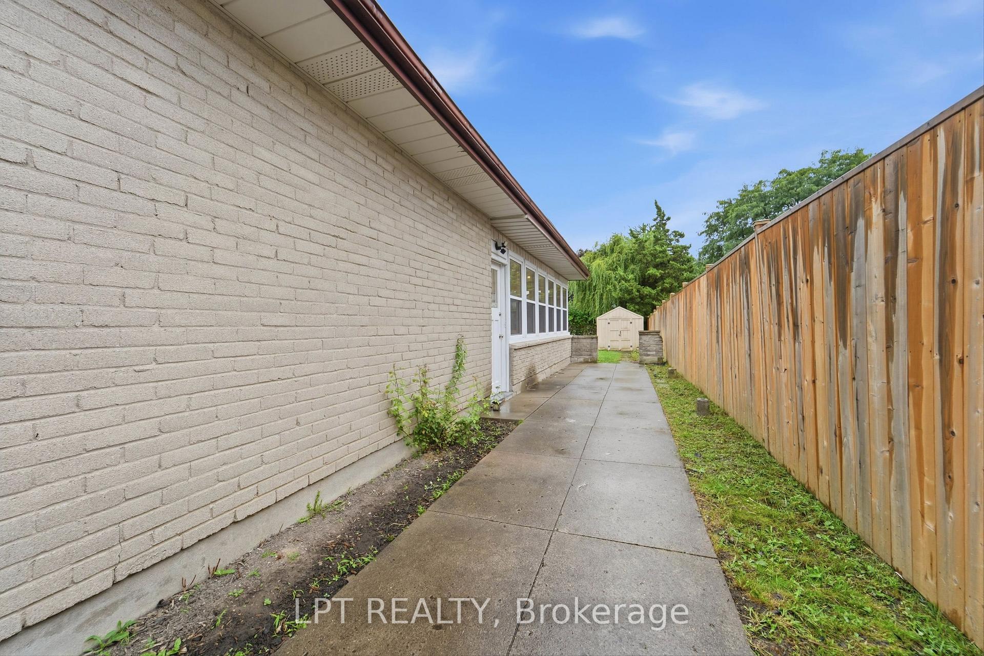 Photo 17 of 208 Deveron Crescent, London, South T — HOMEH