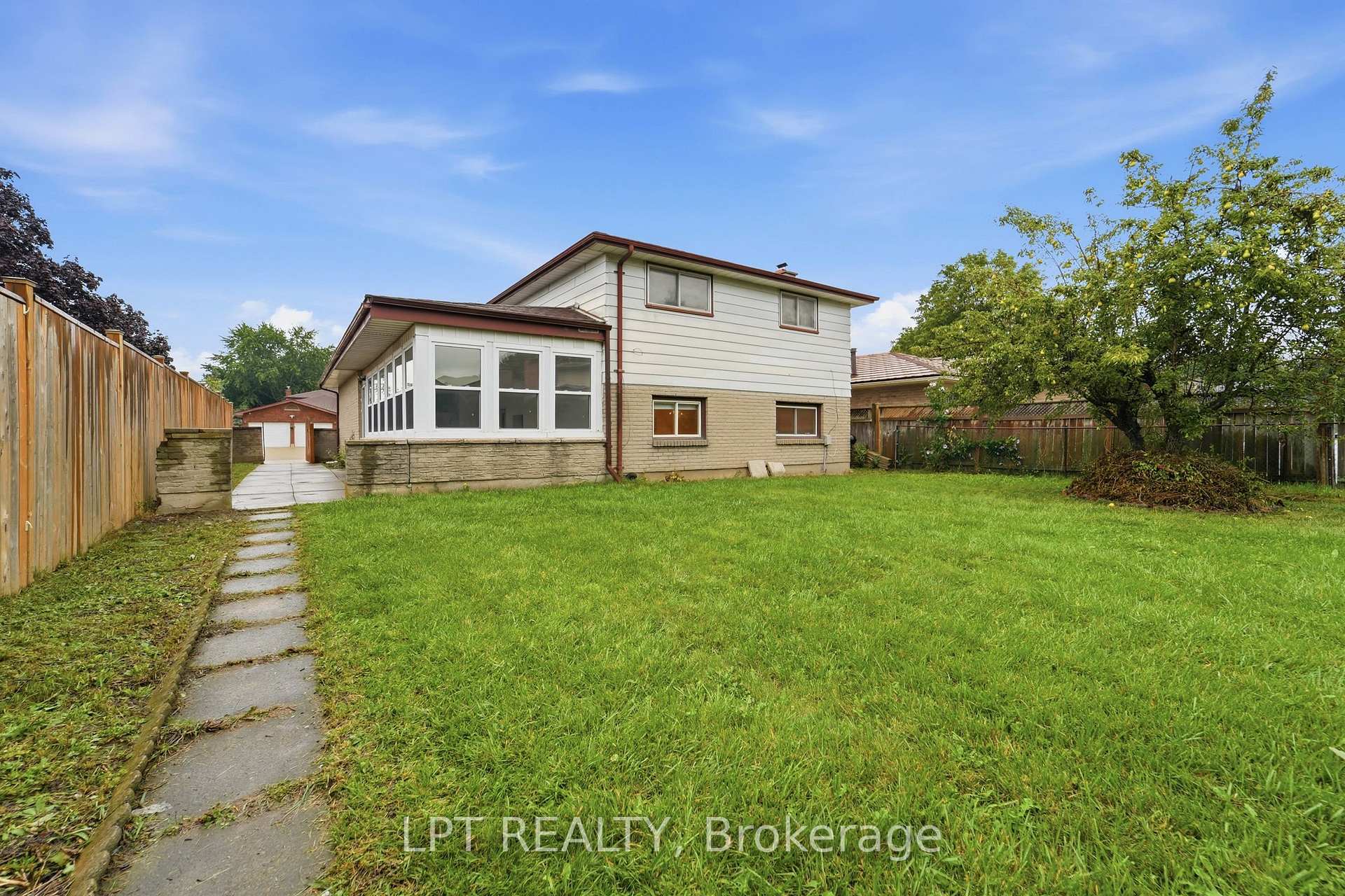 Photo 36 of 208 Deveron Crescent, London, South T — HOMEH