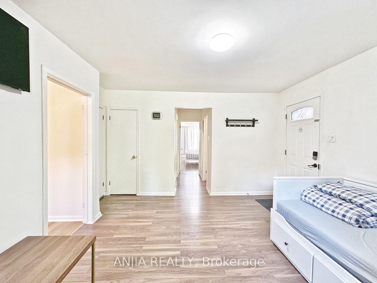 Photo 2 of Unit 1st FL, 159 Cocksfield Avenue, North York, Bathurst Manor — HOMEH