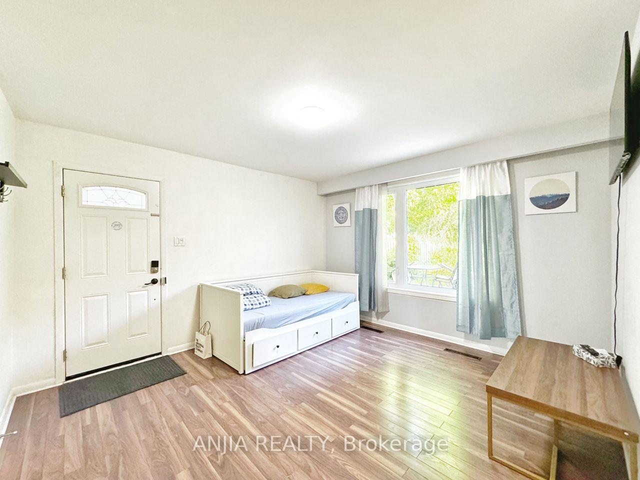 Photo 3 of Unit 1st FL, 159 Cocksfield Avenue, North York, Bathurst Manor — HOMEH