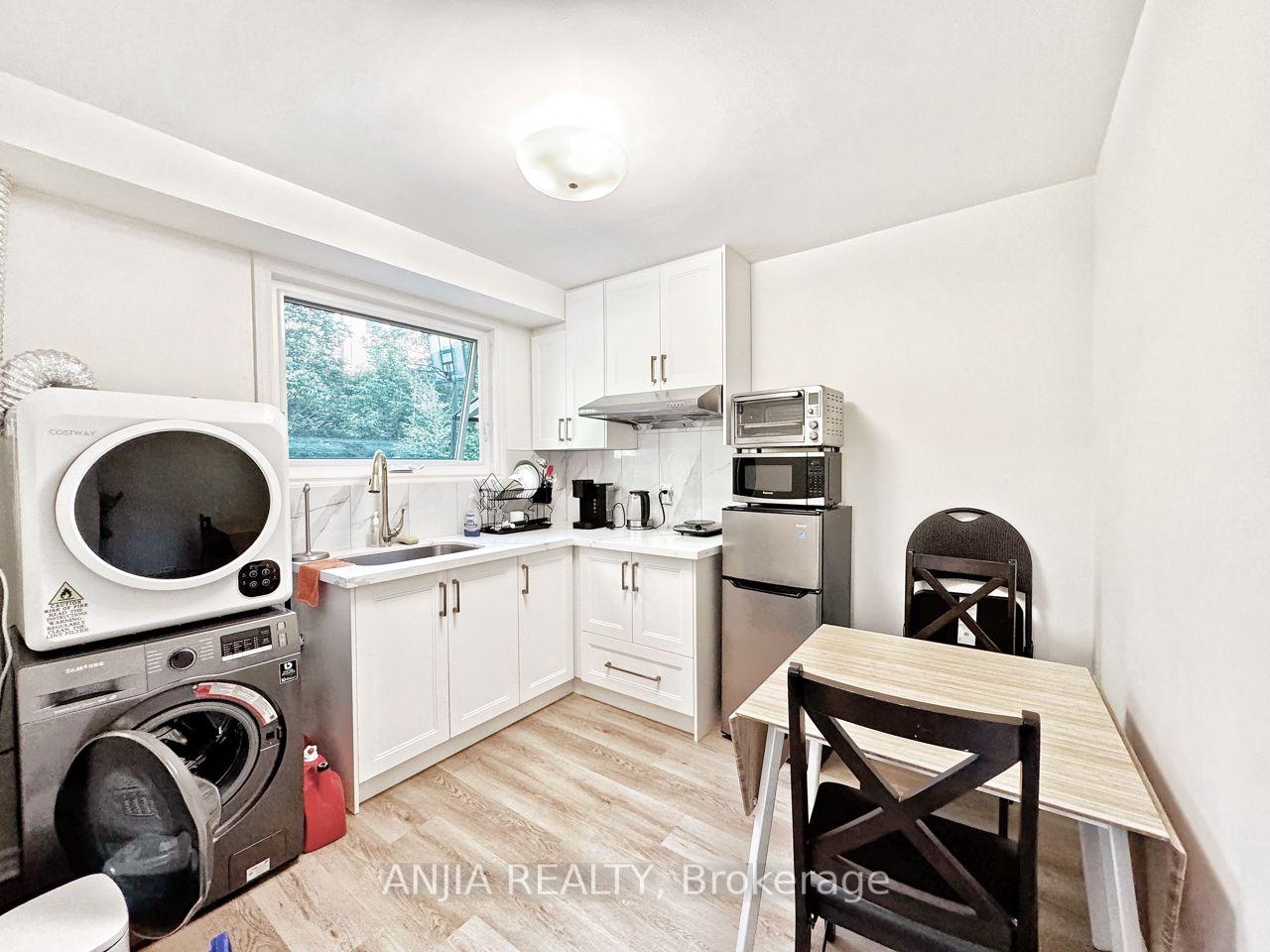 Photo 4 of Unit 1st FL, 159 Cocksfield Avenue, North York, Bathurst Manor — HOMEH