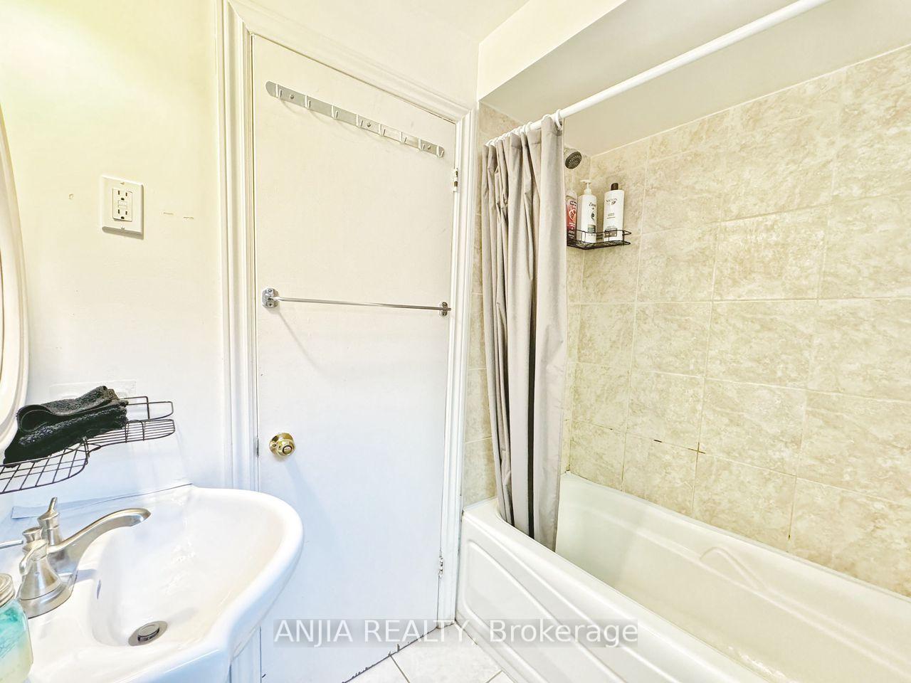 Photo 5 of Unit 1st FL, 159 Cocksfield Avenue, North York, Bathurst Manor — HOMEH