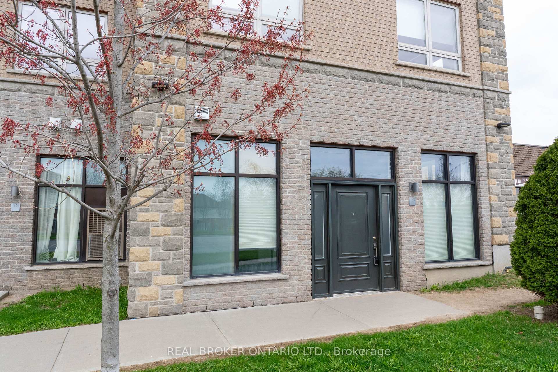 Photo of Unit Unit 102, 904 Paisley Road