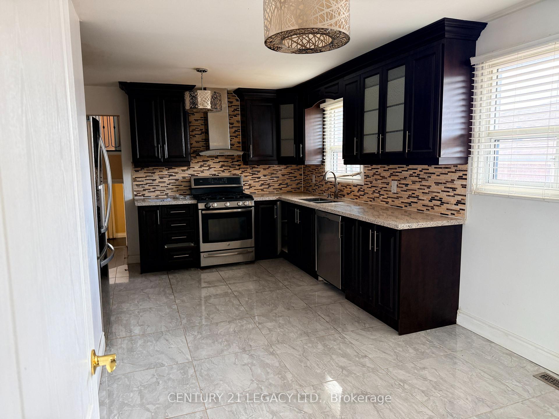 Photo 5 of 11 Tolton Drive, Brampton, Brampton North — HOMEH