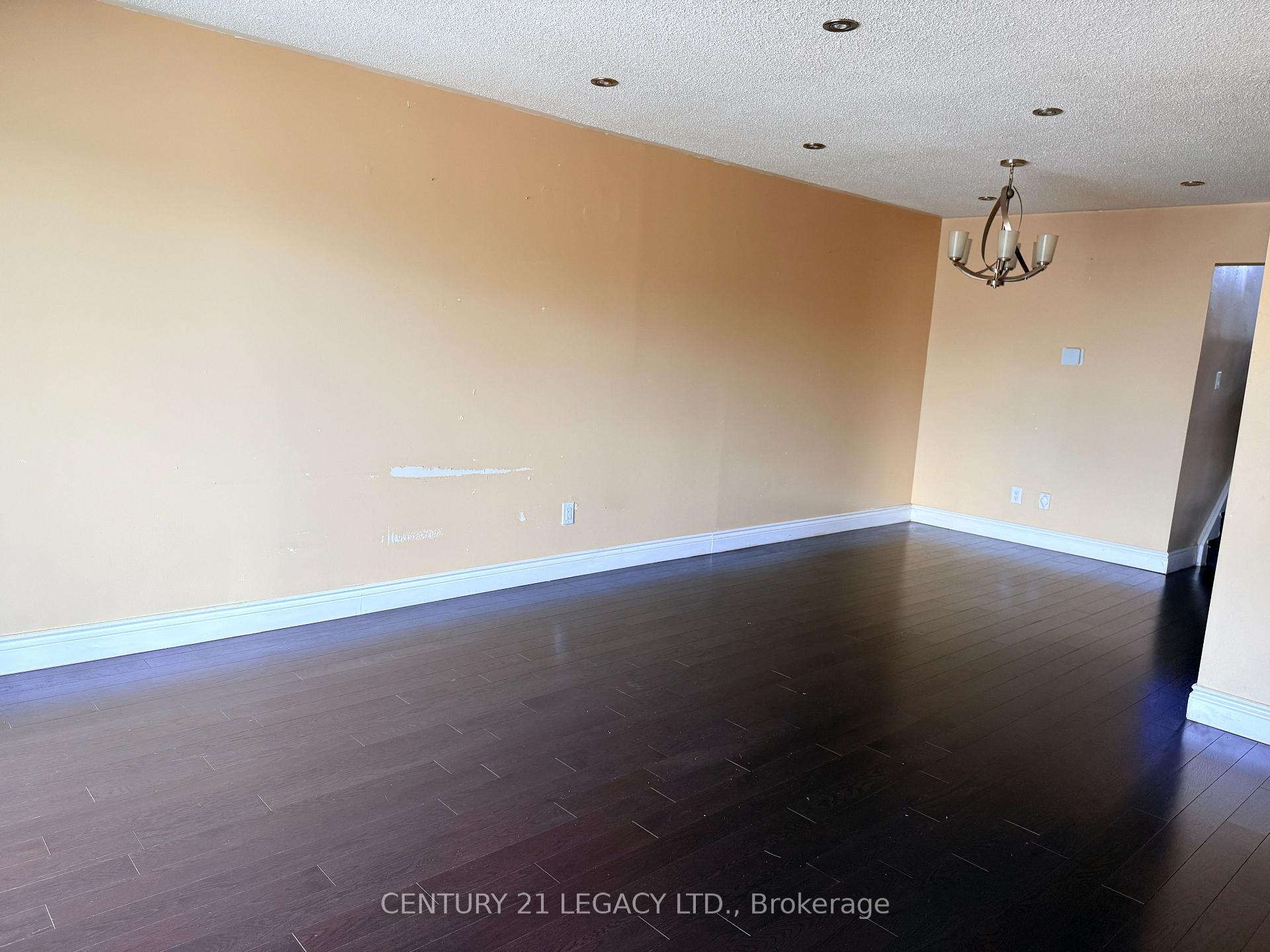 Photo 6 of 11 Tolton Drive, Brampton, Brampton North — HOMEH