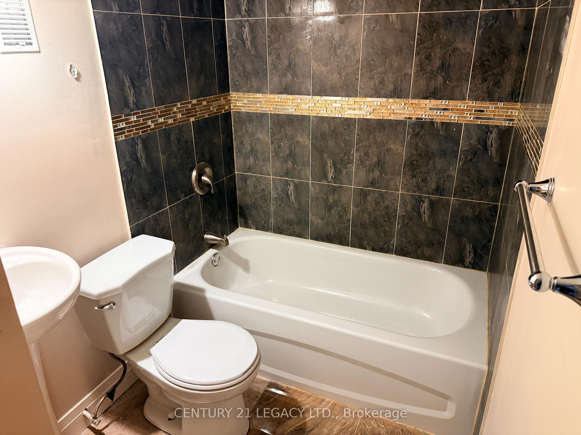 Photo 19 of 11 Tolton Drive, Brampton, Brampton North — HOMEH