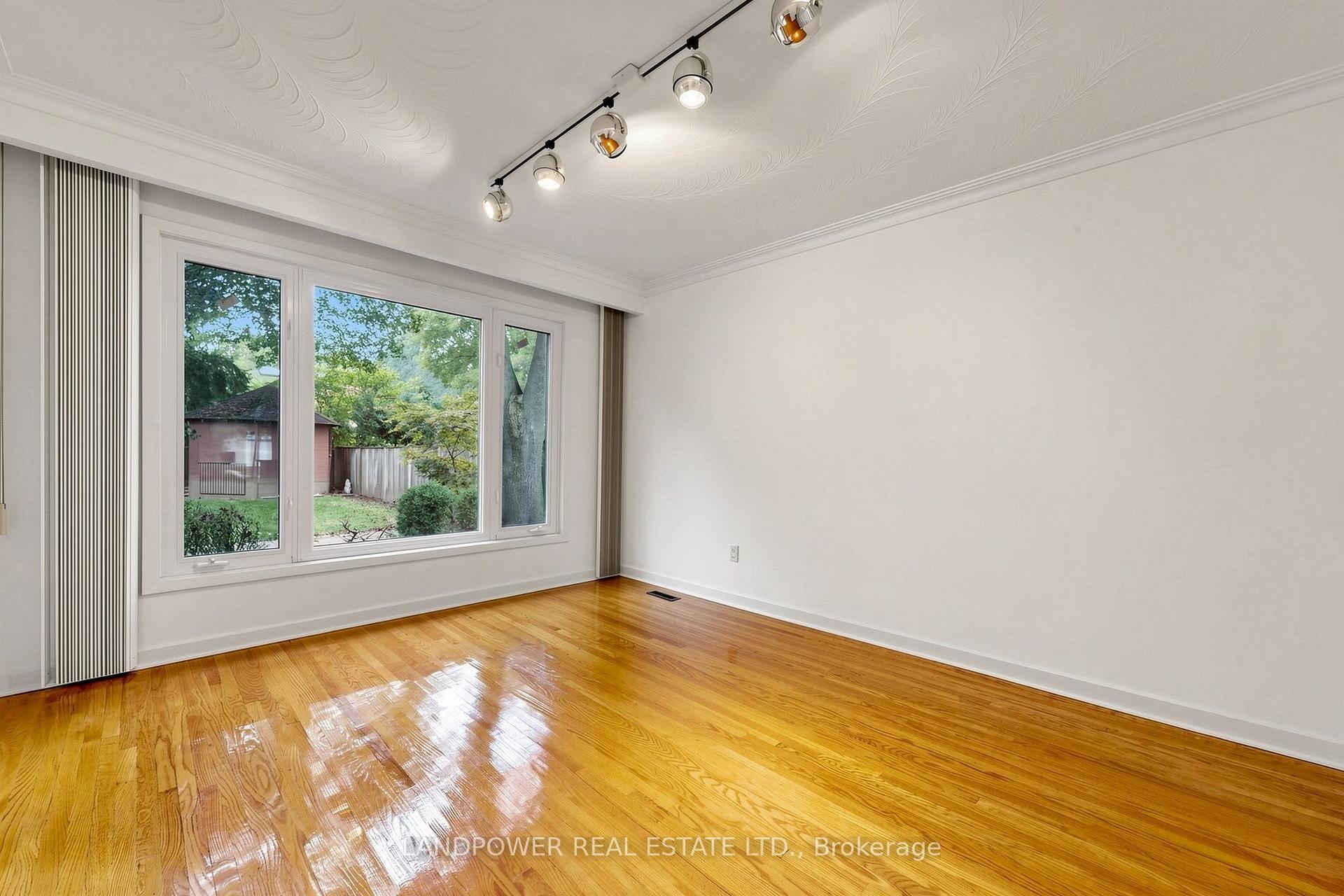 Photo 9 of 51 Bestview Drive, North York, Bayview Woods-Steeles — HOMEH