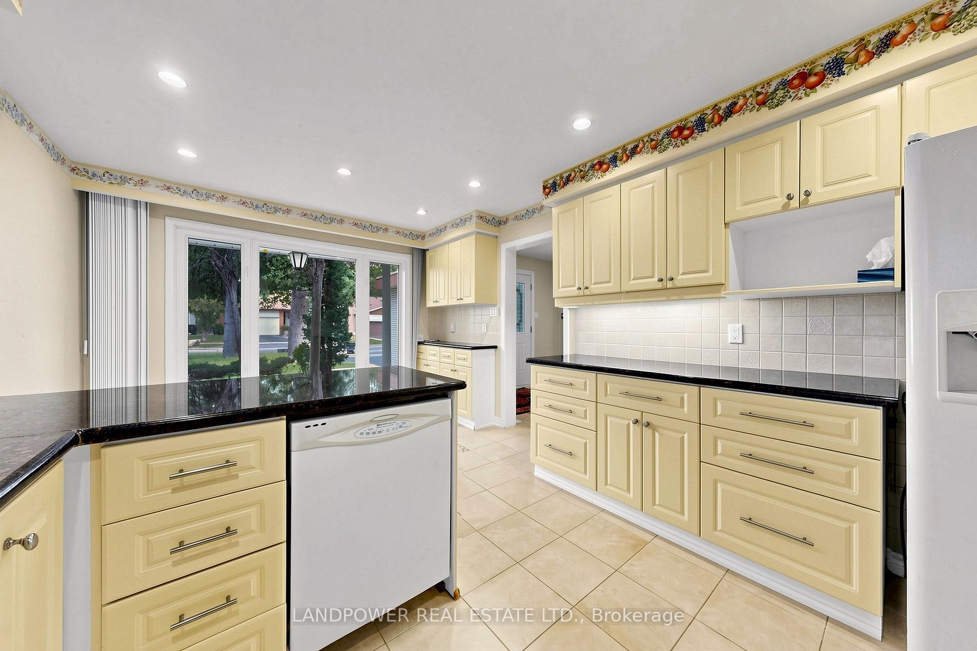 Photo 14 of 51 Bestview Drive, North York, Bayview Woods-Steeles — HOMEH