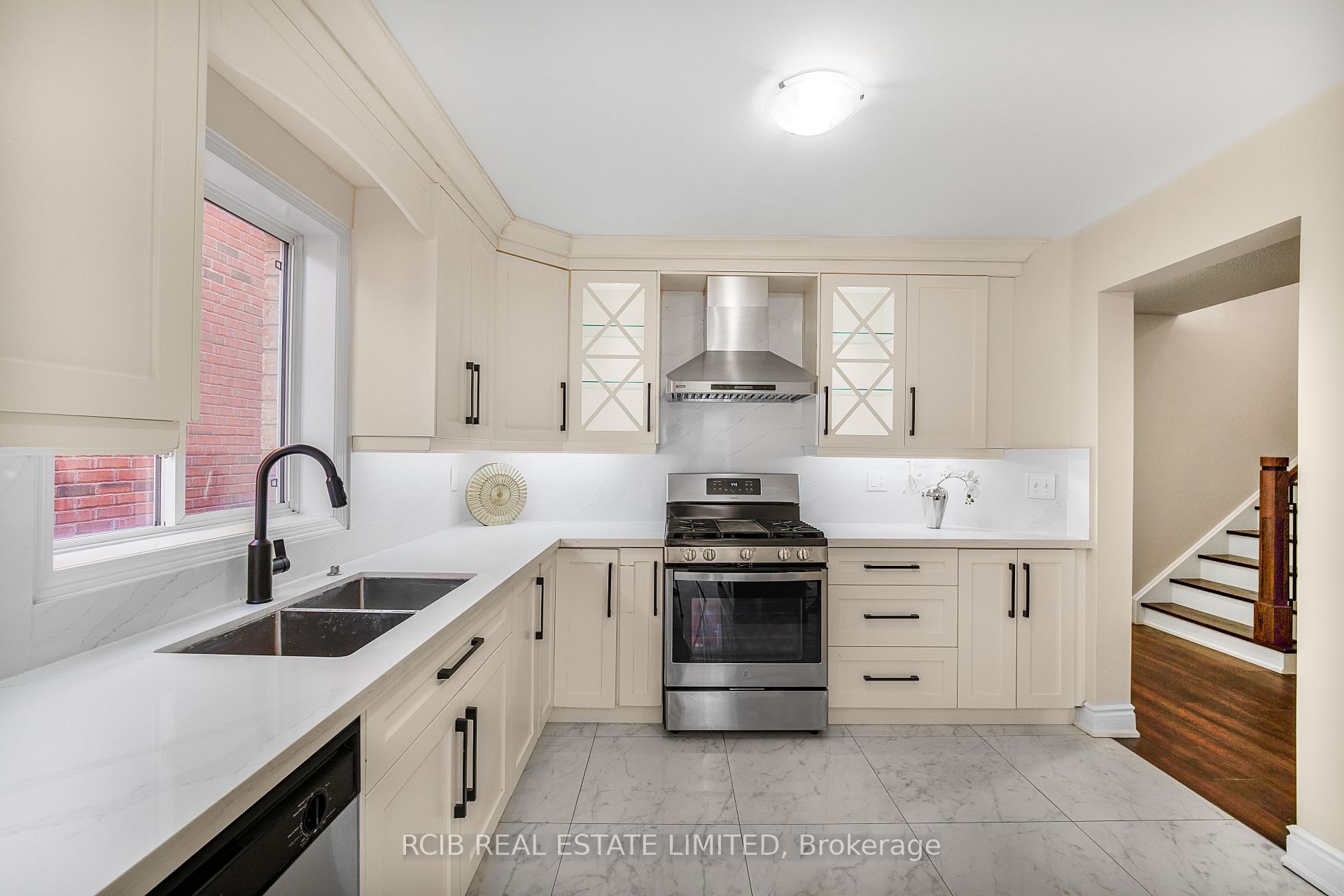 Photo 9 of 12 Spencer Drive, Brampton, Fletcher's Meadow — HOMEH