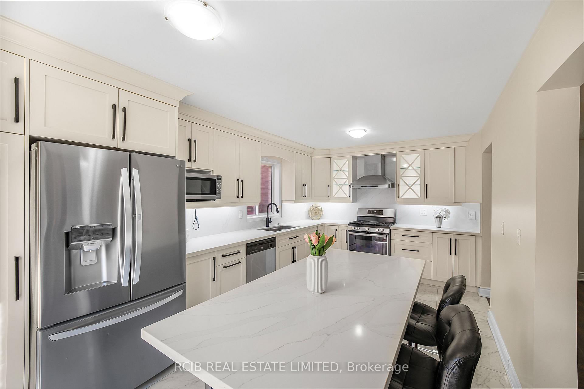 Photo 11 of 12 Spencer Drive, Brampton, Fletcher's Meadow — HOMEH