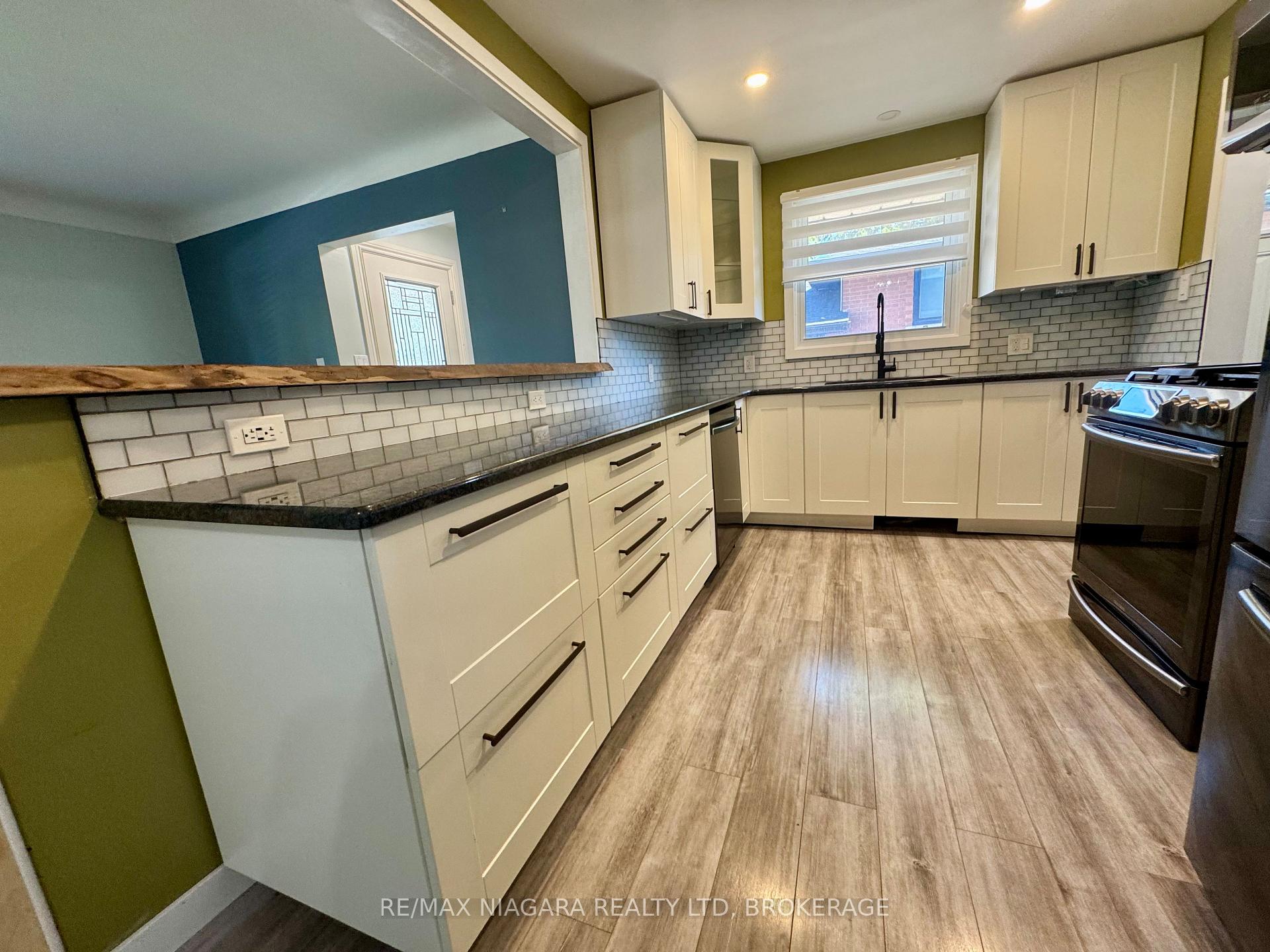 Photo 2 of 8 Lakehurst Drive, St. Catharines, Lakeport — HOMEH