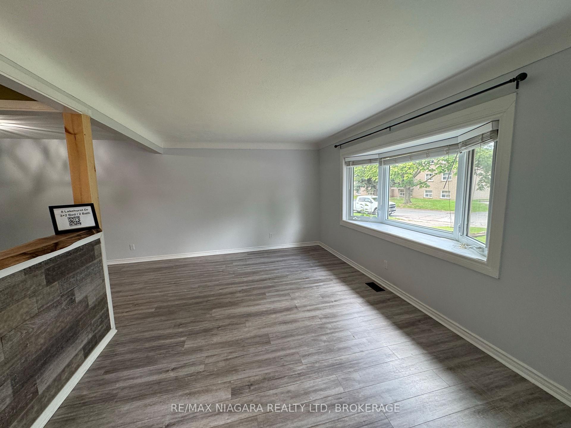 Photo 3 of 8 Lakehurst Drive, St. Catharines, Lakeport — HOMEH