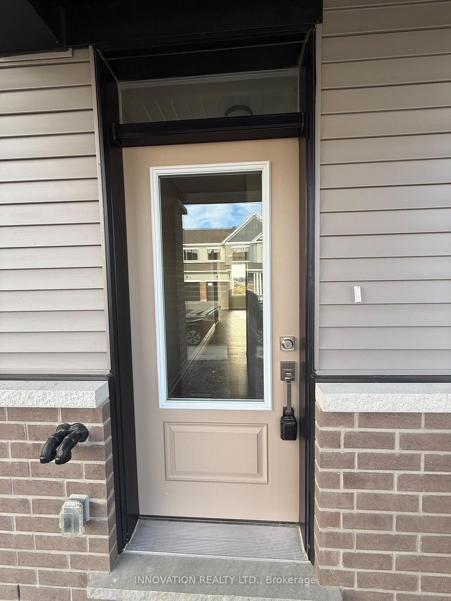 Photo 3 of 22 Sintaluta Walk, Ottawa, Richmond — HOMEH