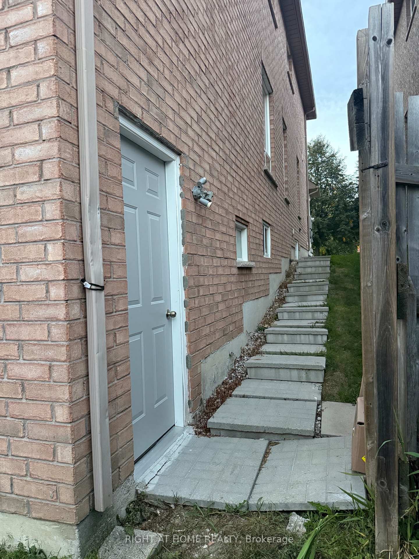 Photo 4 of Unit Walkout Basement, 23 Lark Crescent, Richmond Hill, Devonsleigh — HOMEH