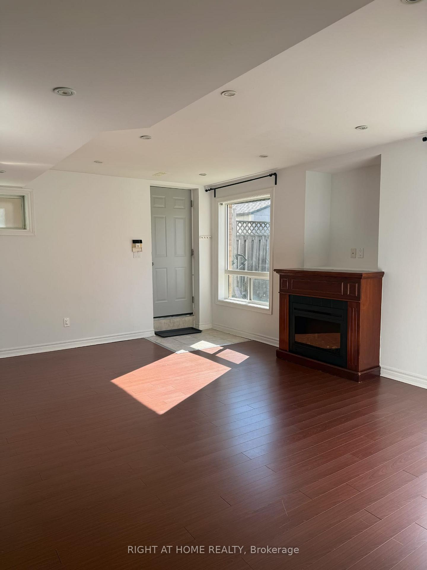 Photo 6 of Unit Walkout Basement, 23 Lark Crescent, Richmond Hill, Devonsleigh — HOMEH
