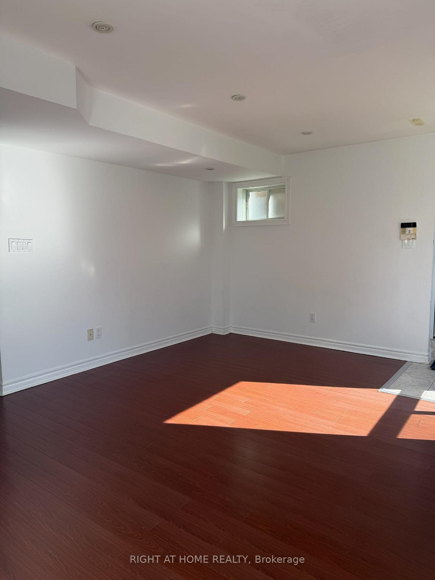 Photo 8 of Unit Walkout Basement, 23 Lark Crescent, Richmond Hill, Devonsleigh — HOMEH