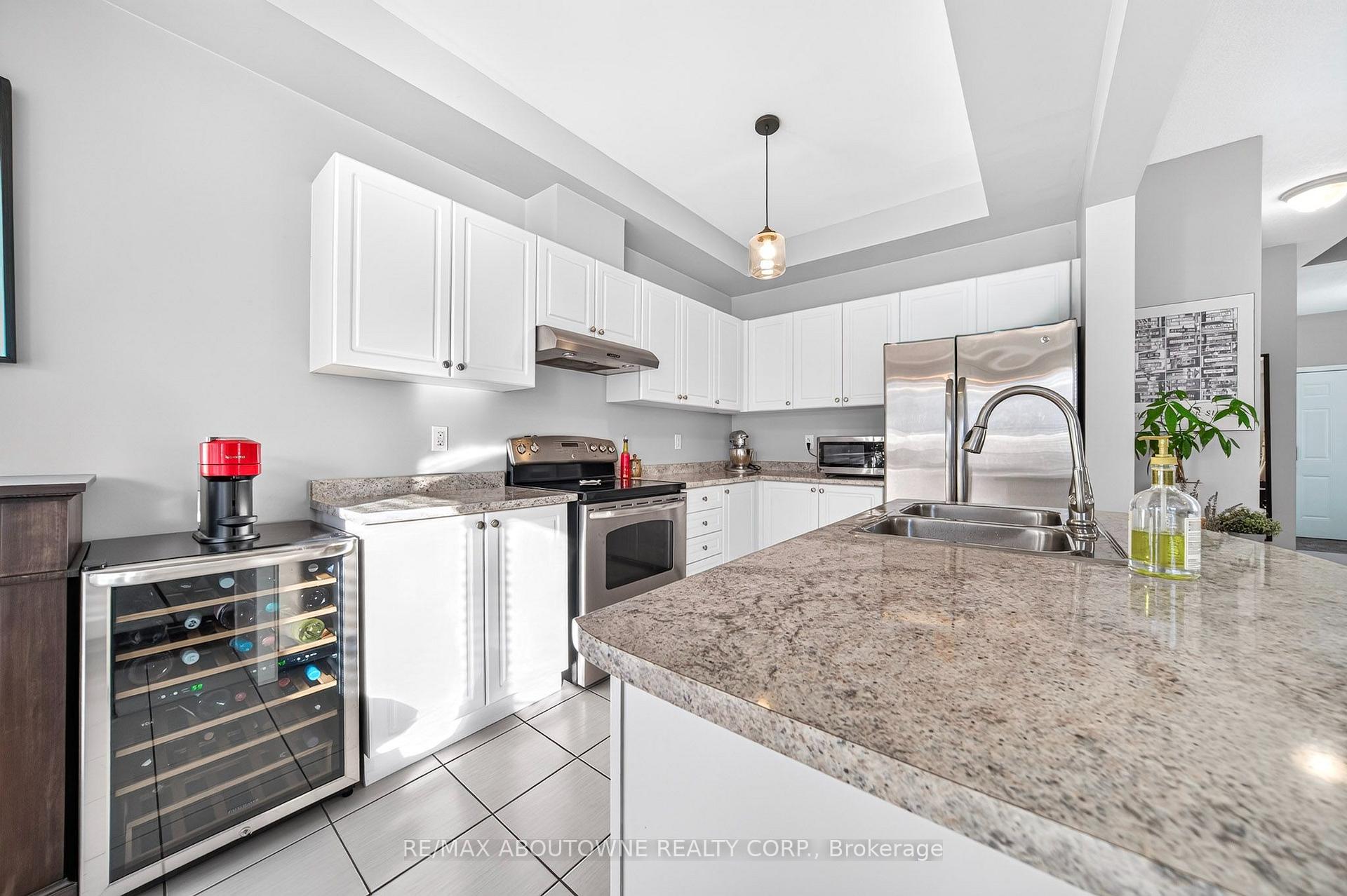 Photo 11 of Unit 21, 170 Palacebeach Trail, Hamilton, Lakeshore — HOMEH