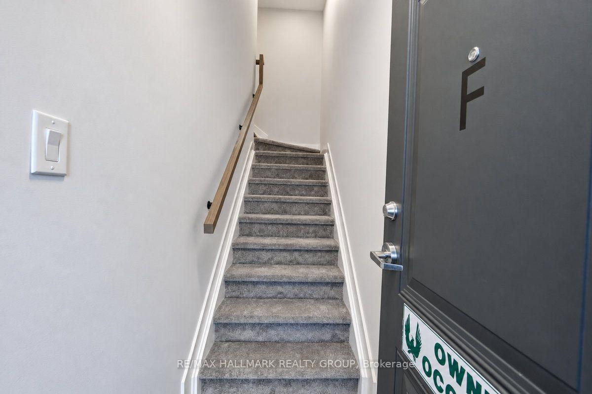 Photo 4 of 1063 Cedar Creek Dr, Ottawa, Blossom Park/Kemp Park/Findlay Creek — HOMEH