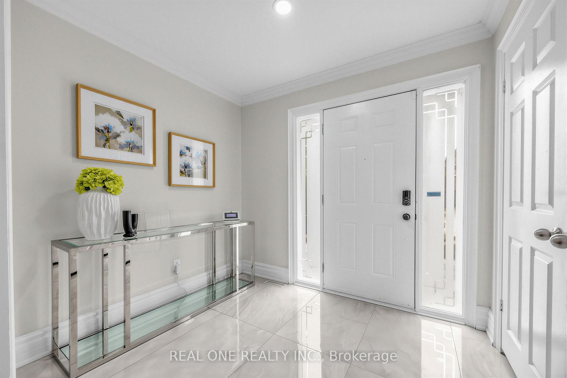 Photo 3 of 52 Fenwick Crescent, Markham, Unionville — HOMEH