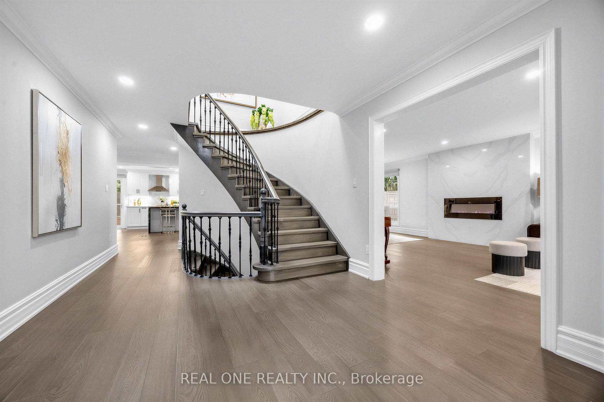 Photo 4 of 52 Fenwick Crescent, Markham, Unionville — HOMEH