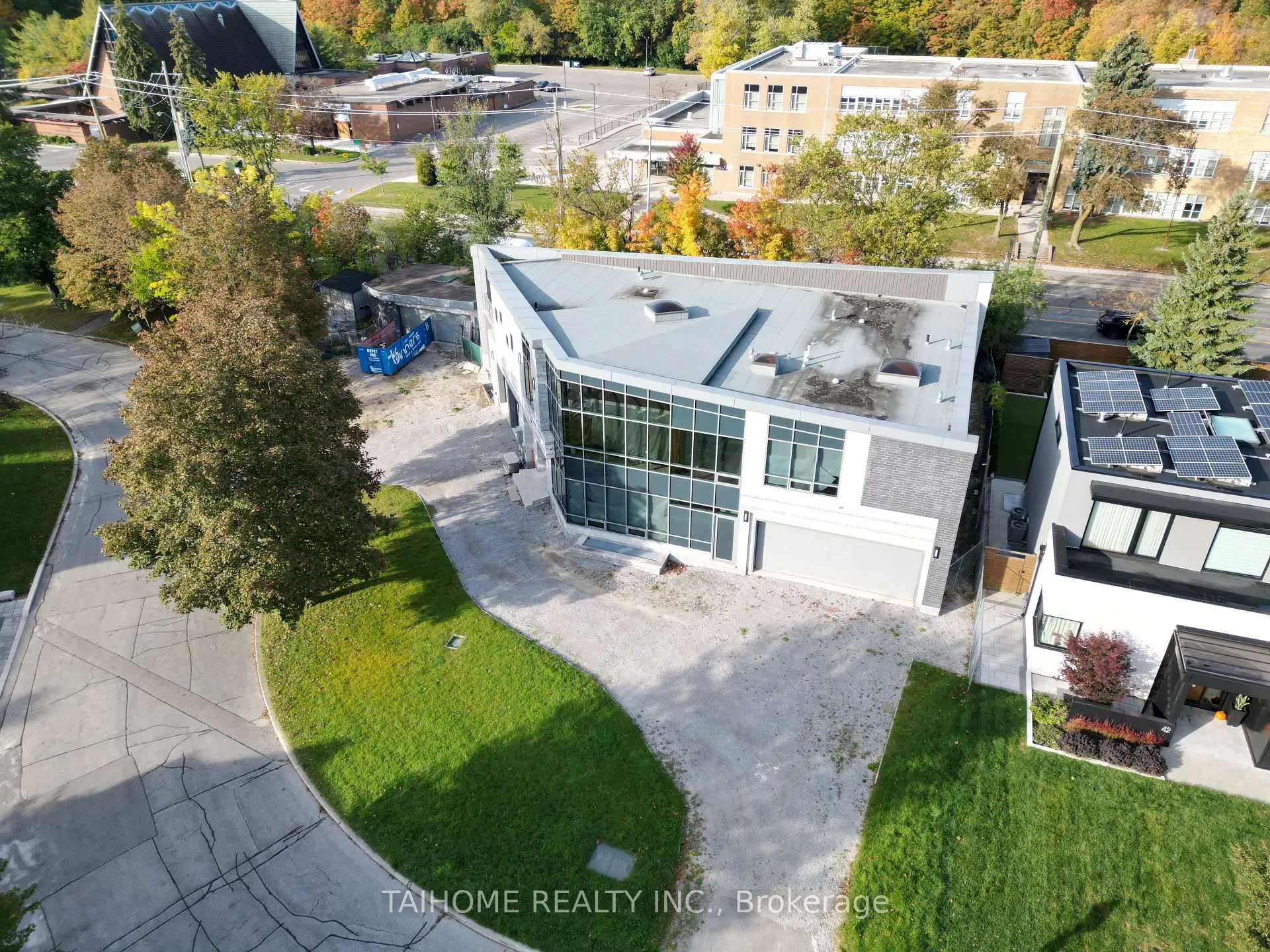 Photo 3 of 40 Tottenham Road, North York, Banbury-Don Mills — HOMEH