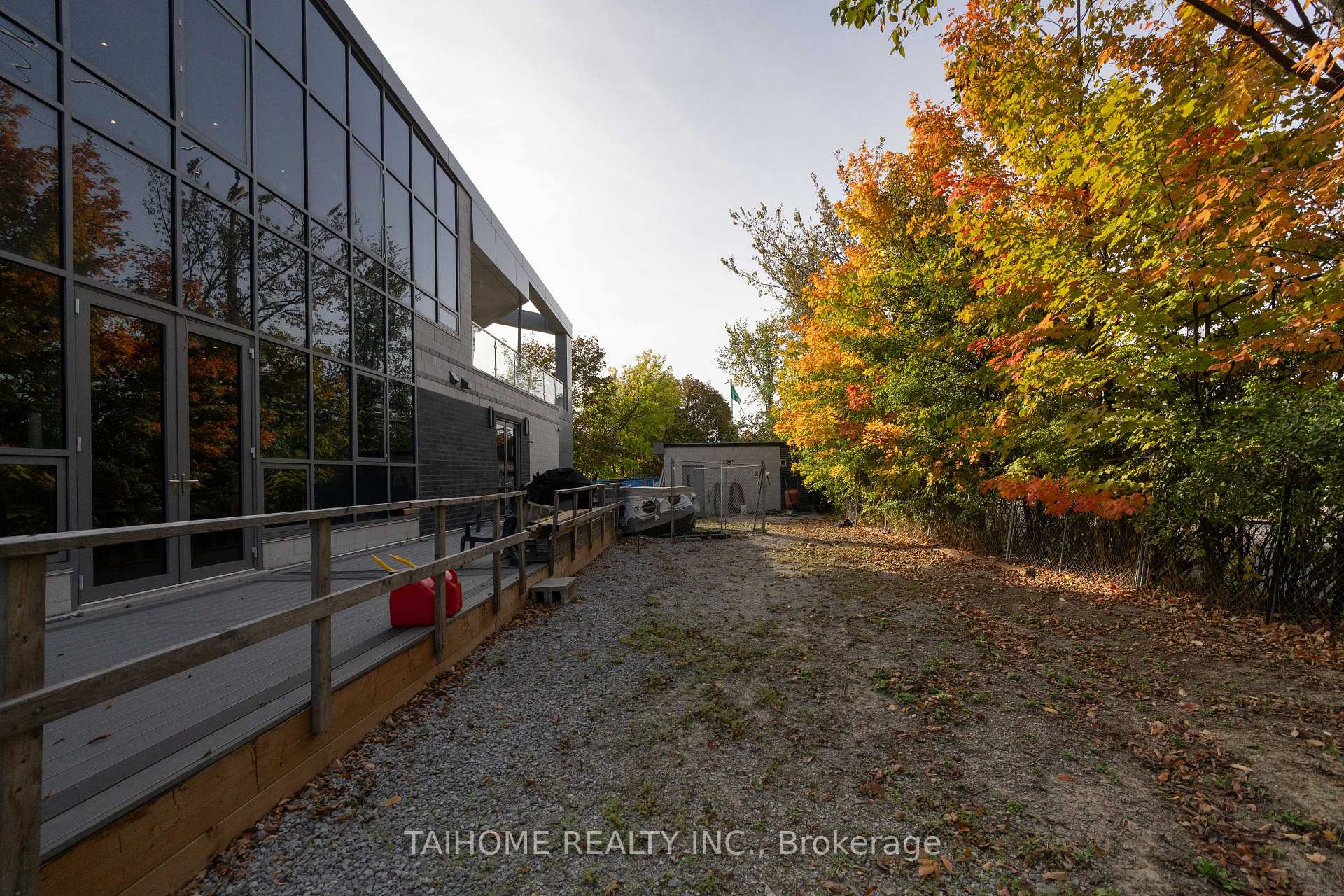 Photo 33 of 40 Tottenham Road, North York, Banbury-Don Mills — HOMEH