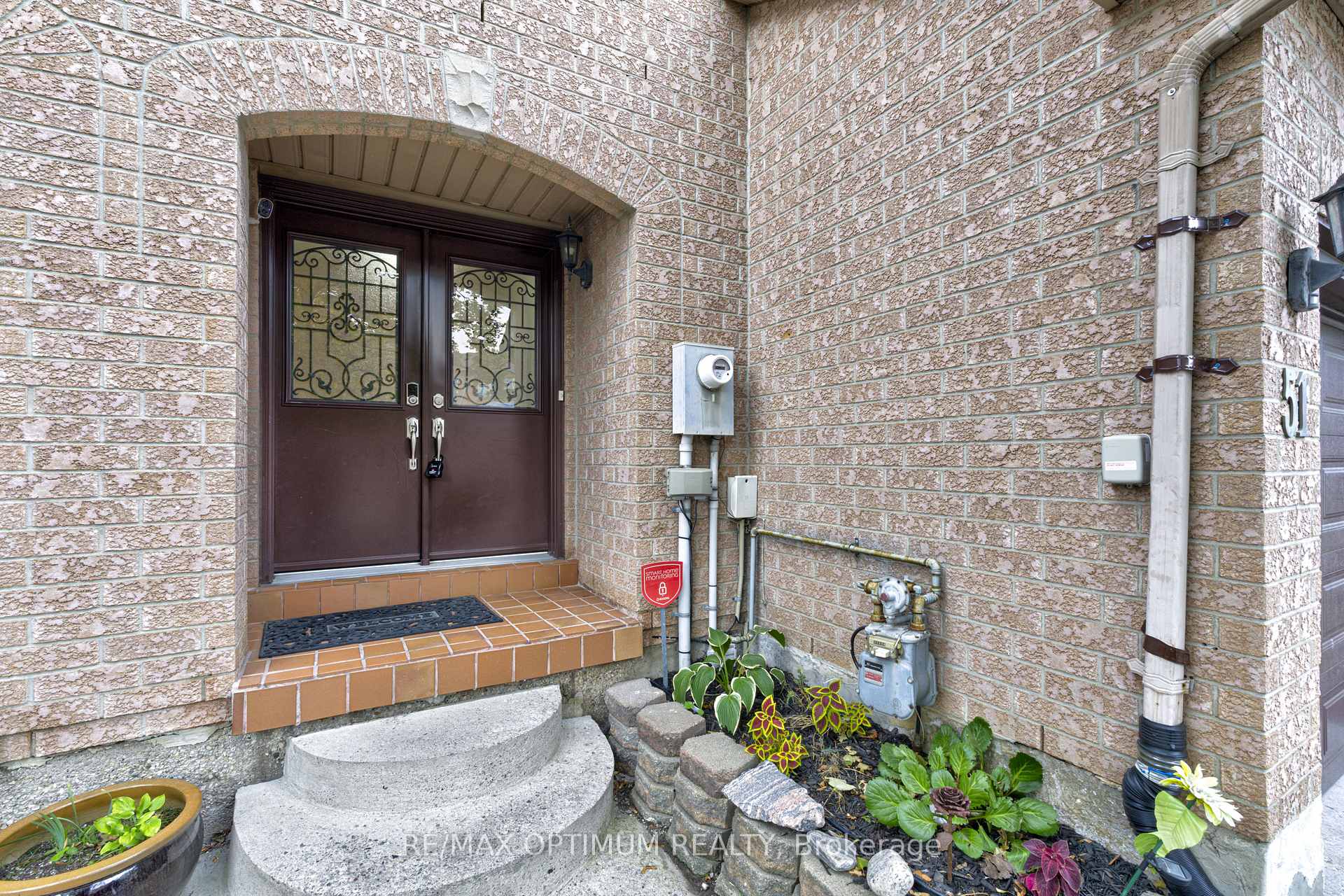 Photo 3 of 51 Goldenlight Circle, Brampton, Brampton West — HOMEH