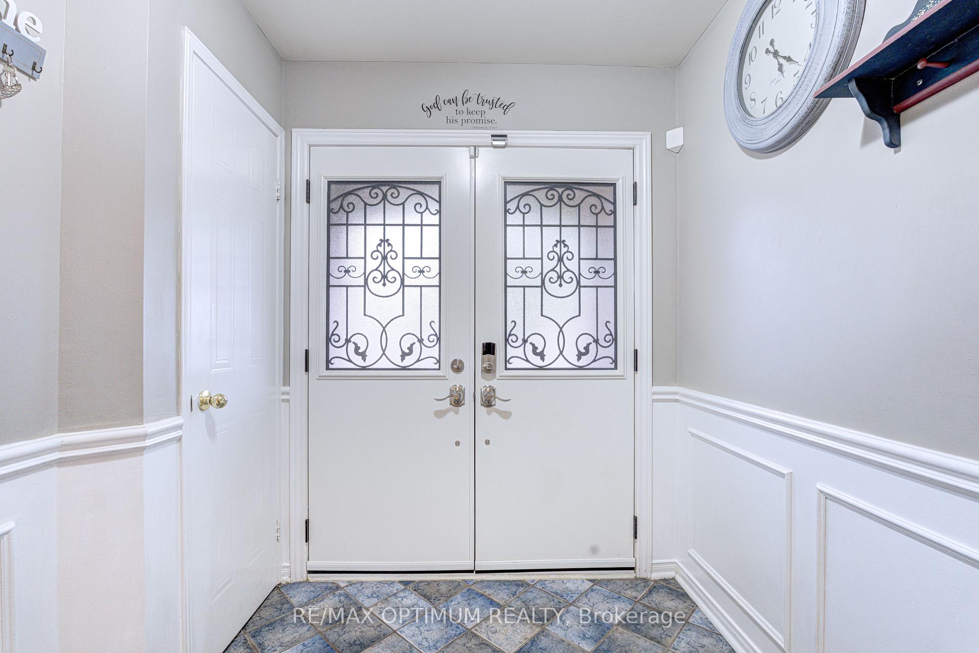 Photo 4 of 51 Goldenlight Circle, Brampton, Brampton West — HOMEH