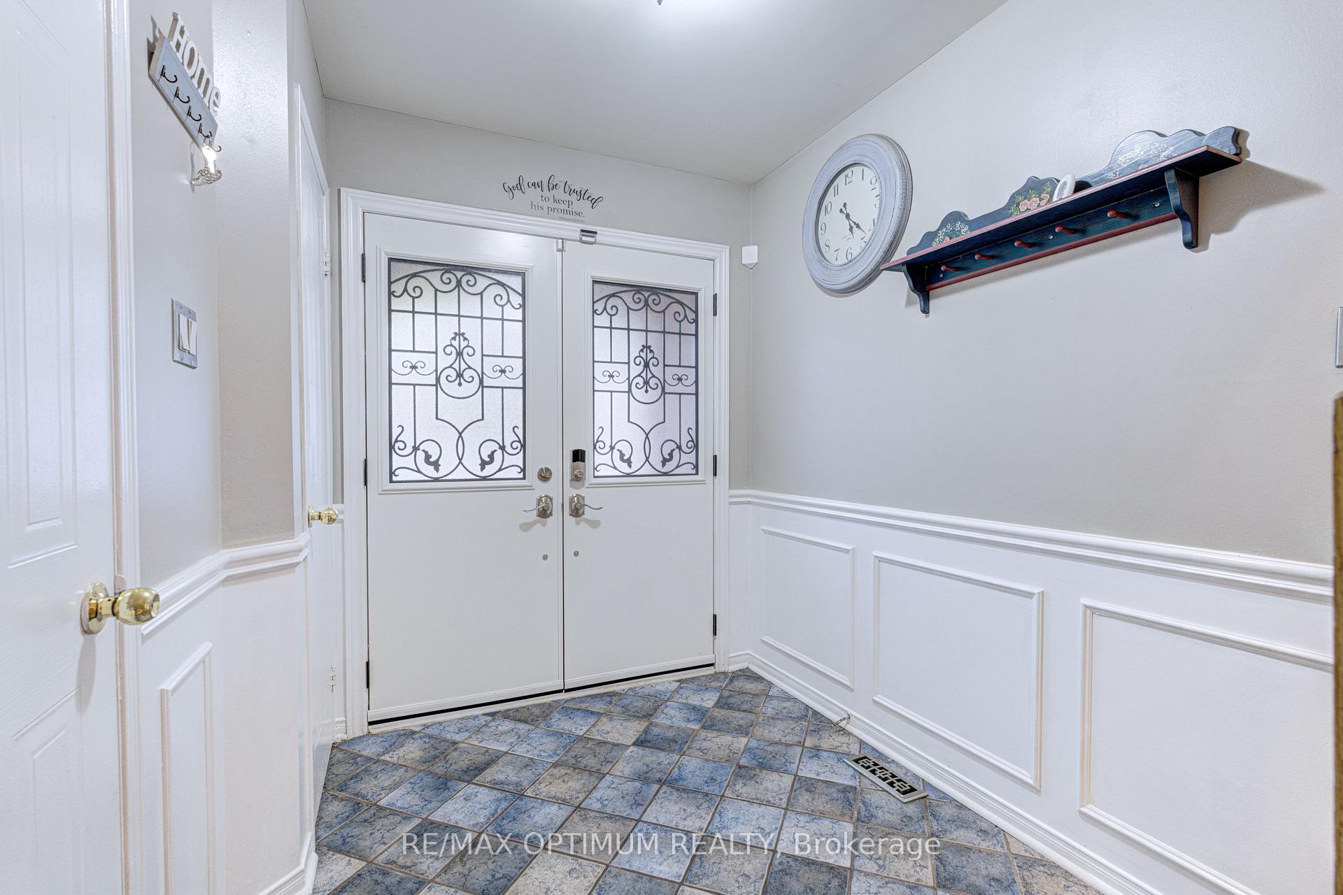 Photo 5 of 51 Goldenlight Circle, Brampton, Brampton West — HOMEH