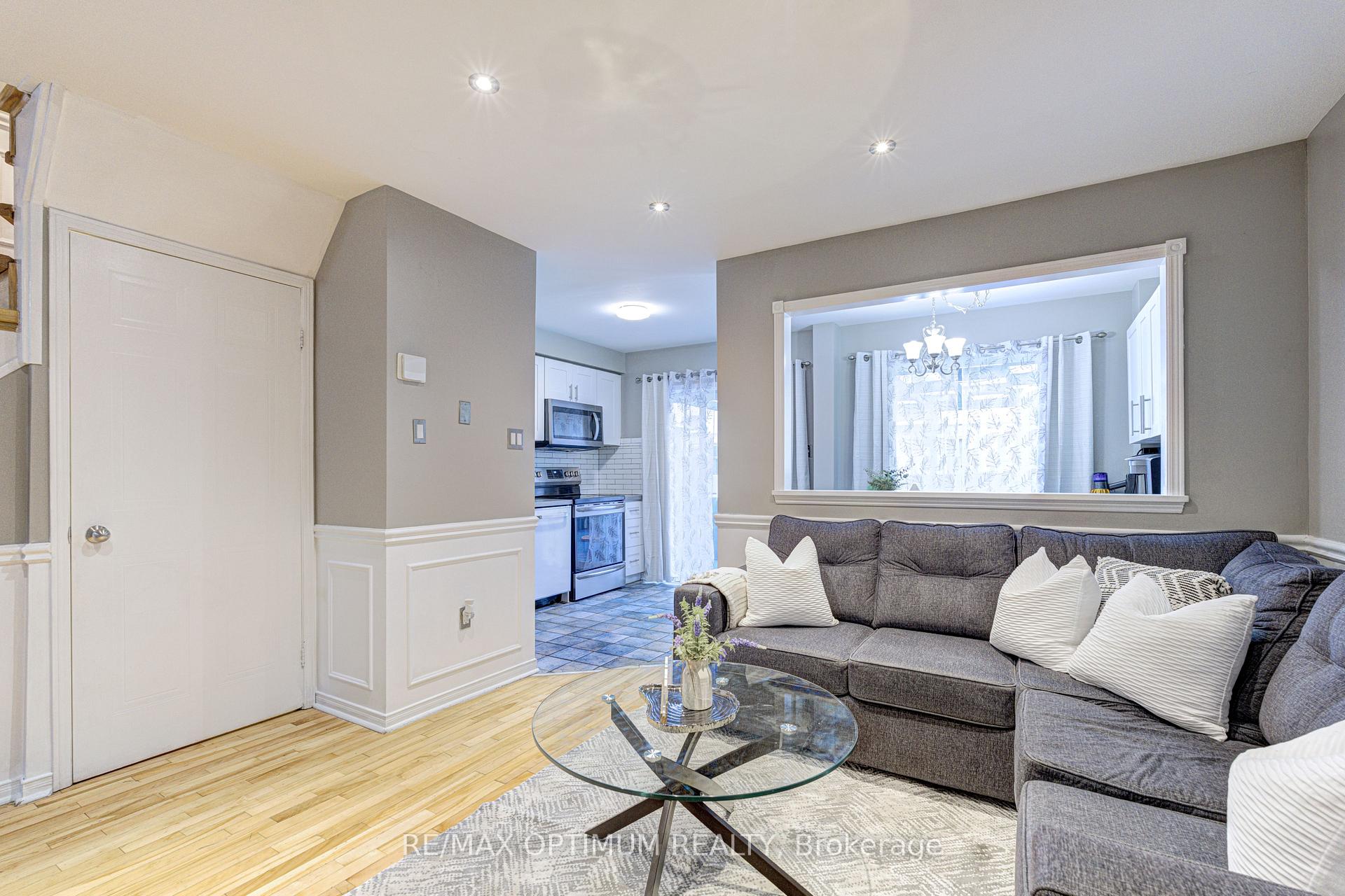 Photo 9 of 51 Goldenlight Circle, Brampton, Brampton West — HOMEH