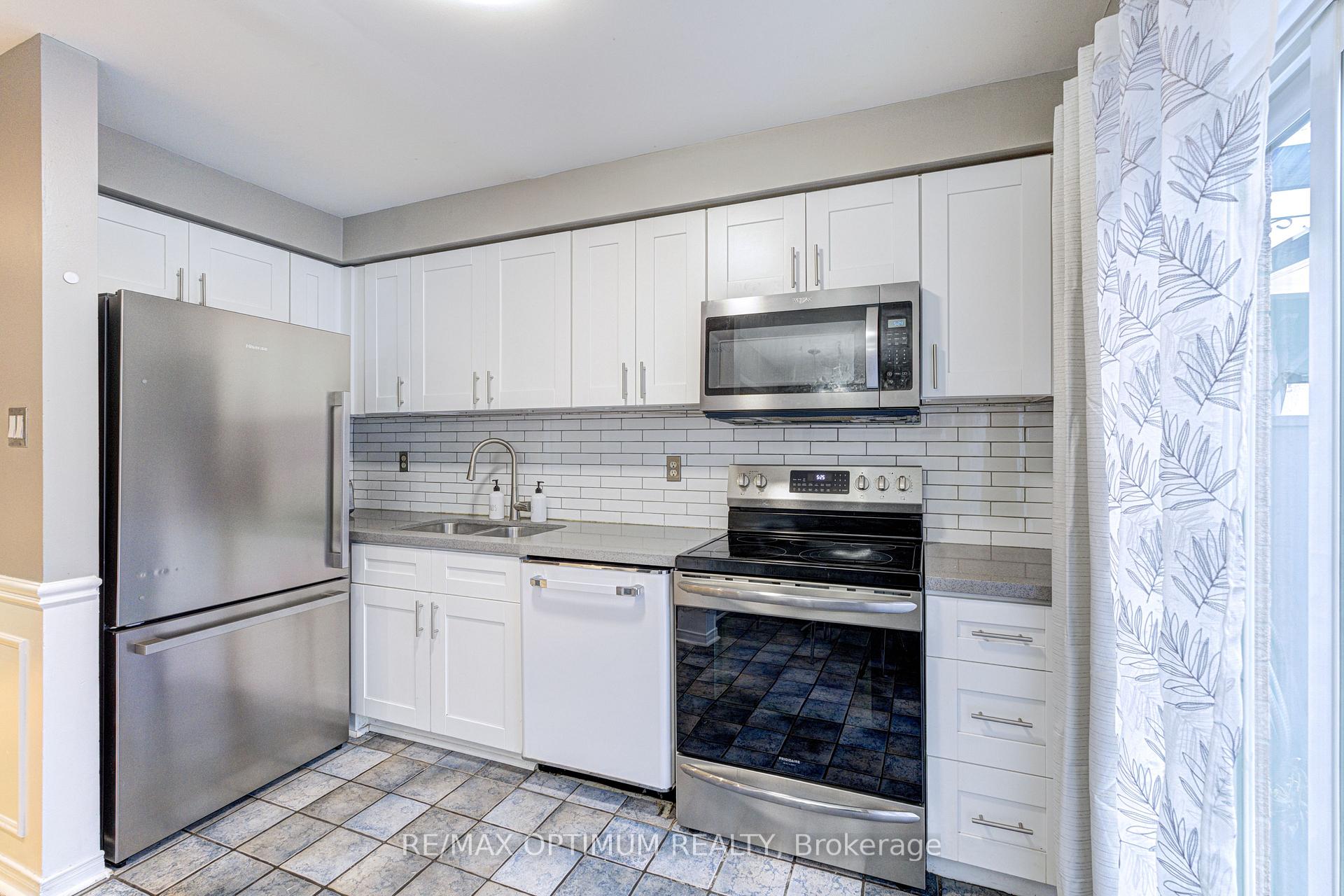 Photo 11 of 51 Goldenlight Circle, Brampton, Brampton West — HOMEH