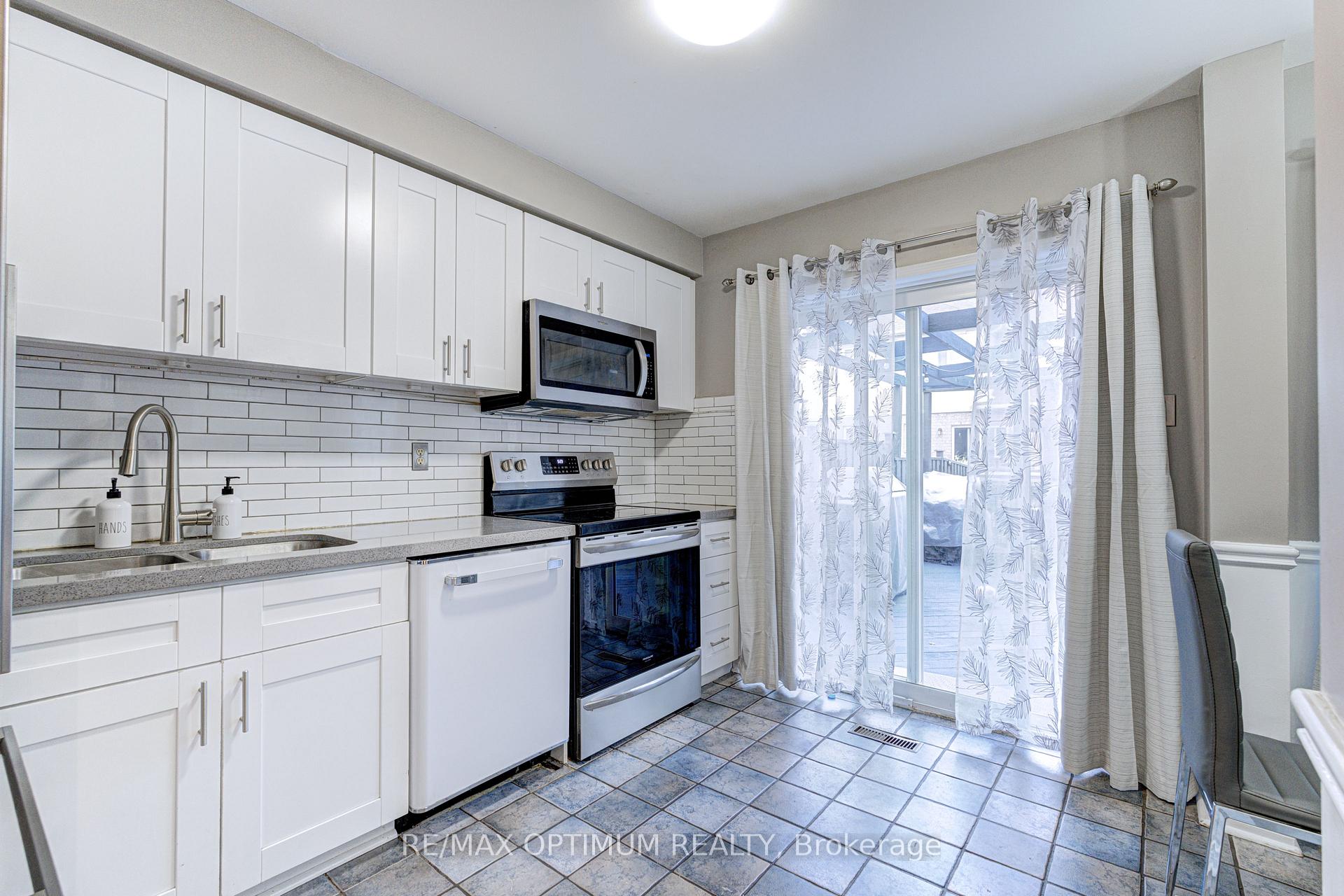 Photo 12 of 51 Goldenlight Circle, Brampton, Brampton West — HOMEH