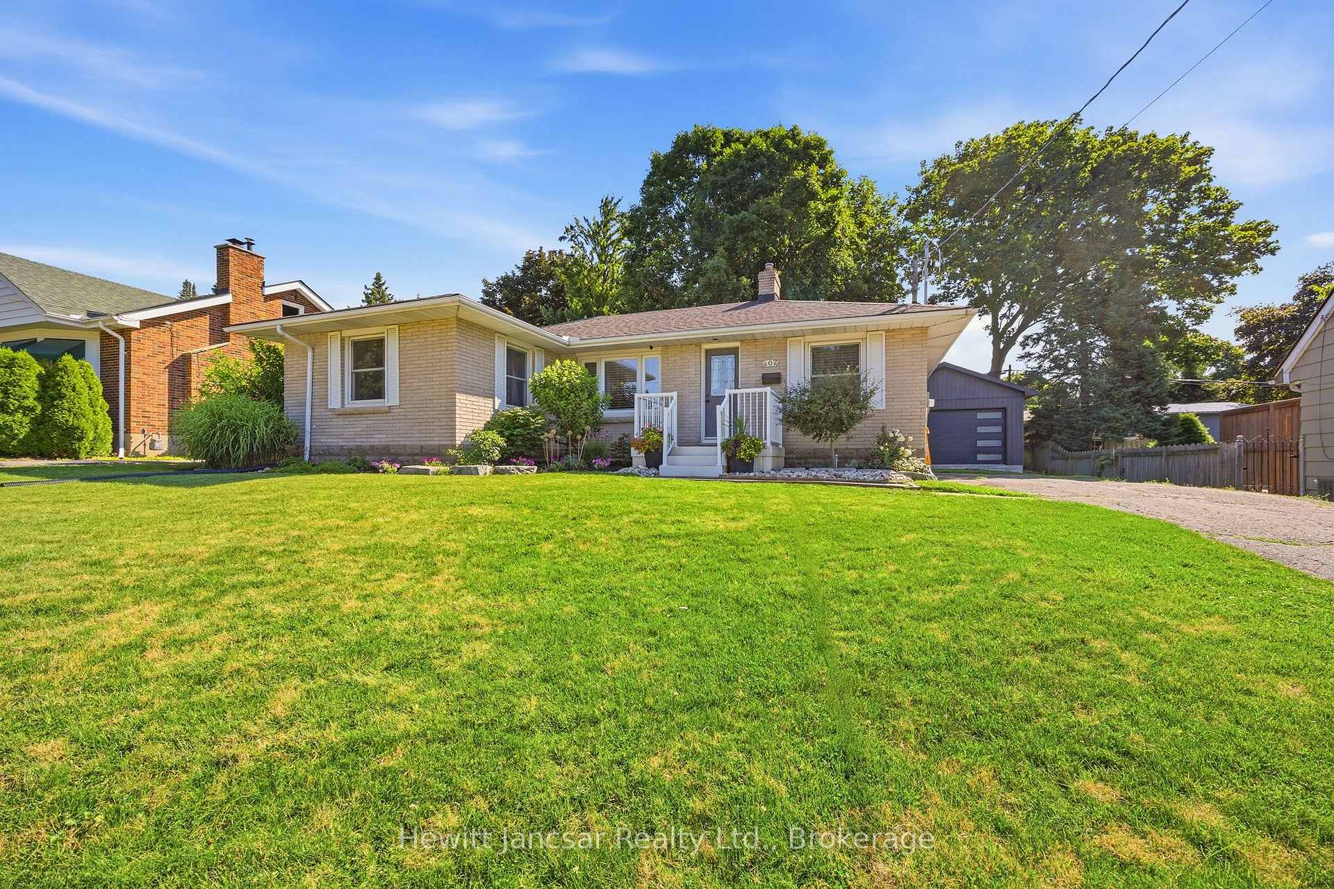 Photo of 402 Wellington Street N