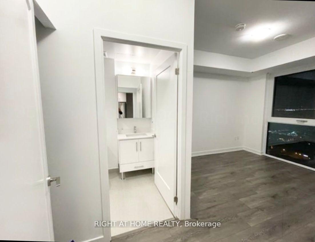 Photo 7 of Unit 2002, 105 Oneida Crescent, Richmond Hill, Langstaff — HOMEH