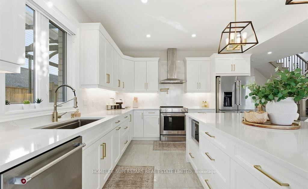 Photo 4 of 7403 Sherrilee Crescent, Niagara Falls, Brown — HOMEH