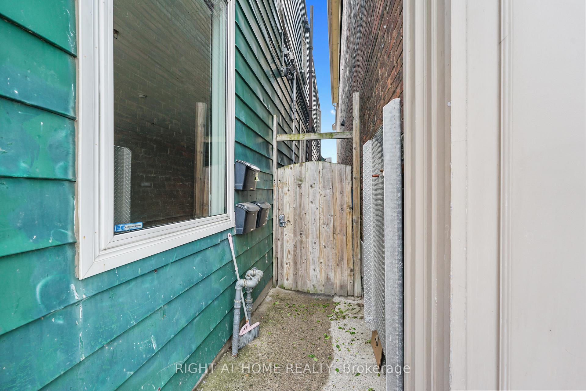 Photo 2 of Unit 2, 2207 Queen Street E, Toronto, The Beaches — HOMEH