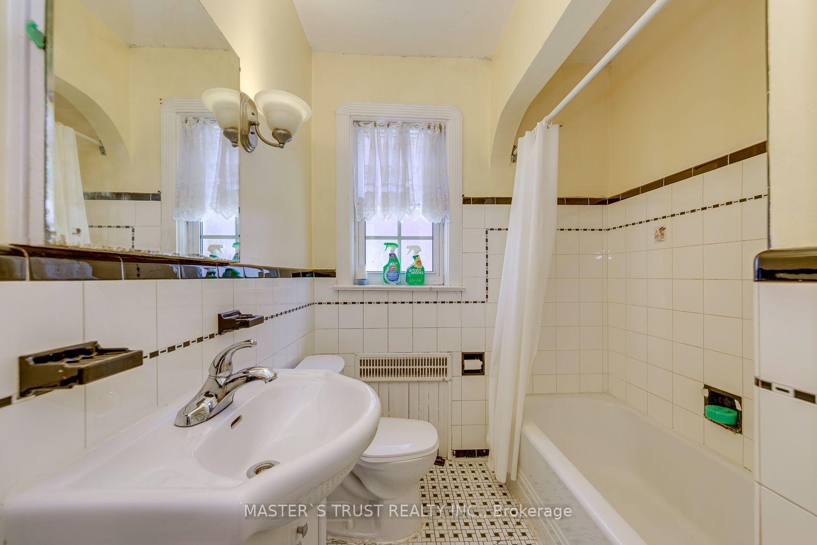 Photo 23 of 389 Lawrence Avenue W, Toronto, Bedford Park-Nortown — HOMEH