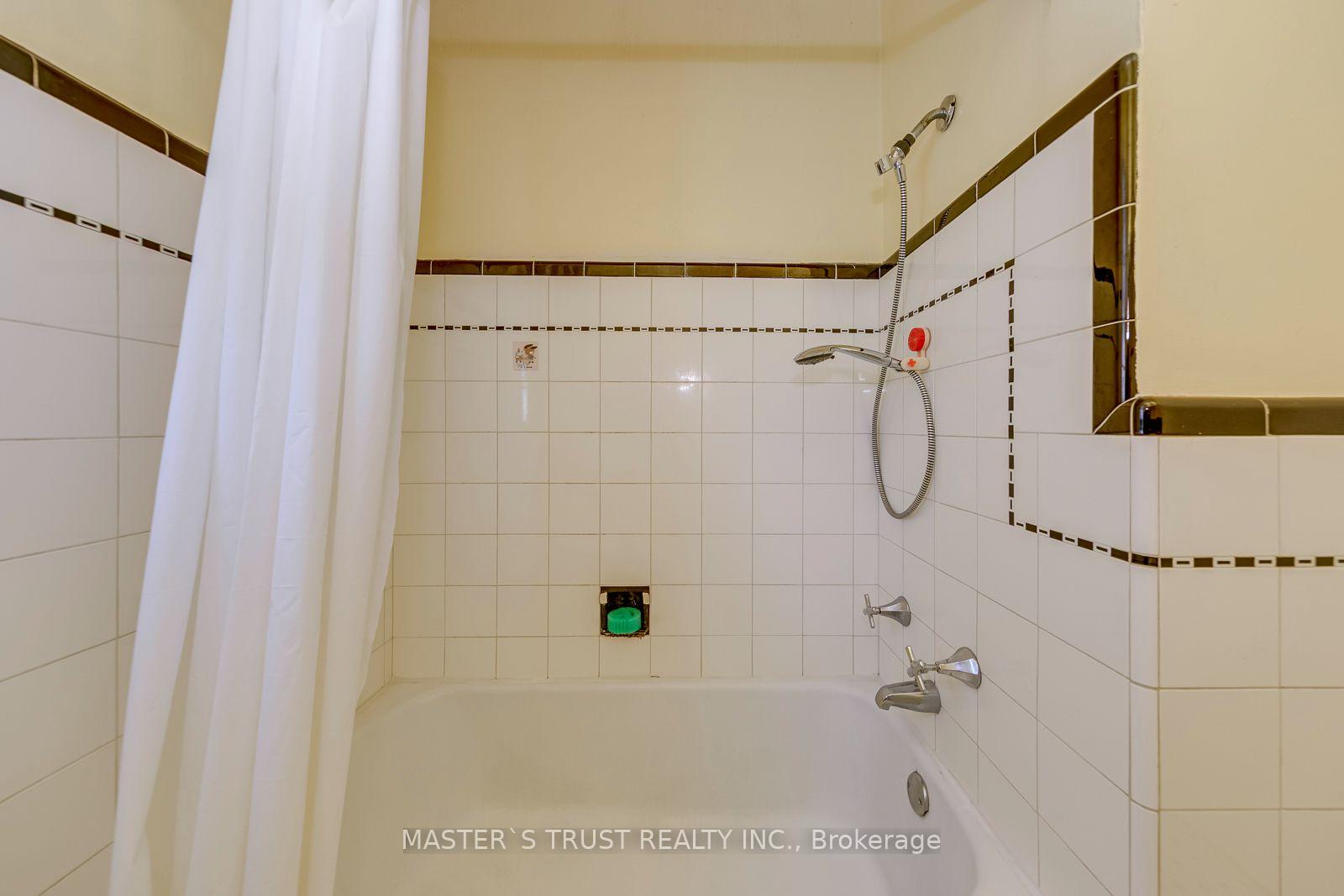 Photo 24 of 389 Lawrence Avenue W, Toronto, Bedford Park-Nortown — HOMEH