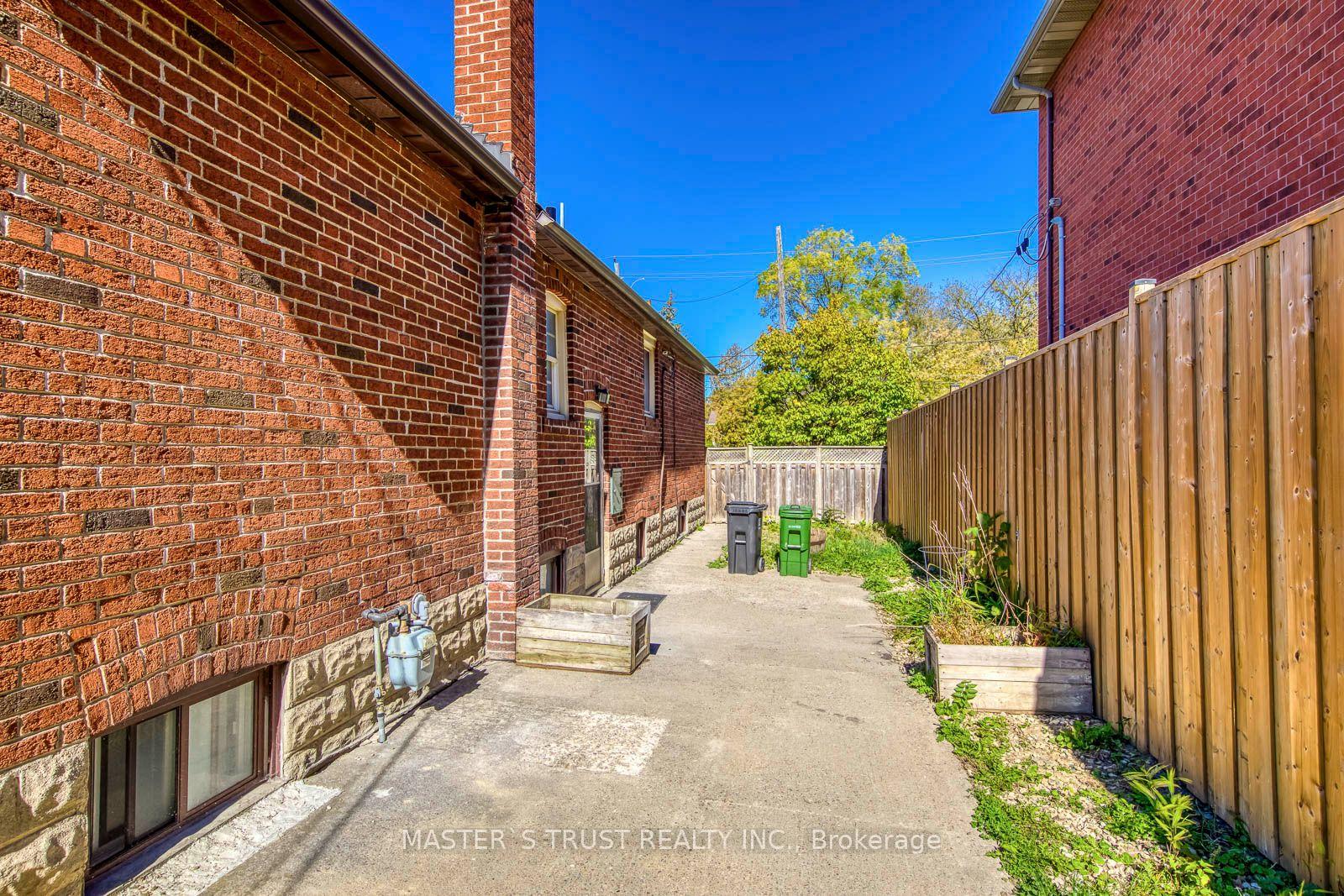Photo 36 of 389 Lawrence Avenue W, Toronto, Bedford Park-Nortown — HOMEH