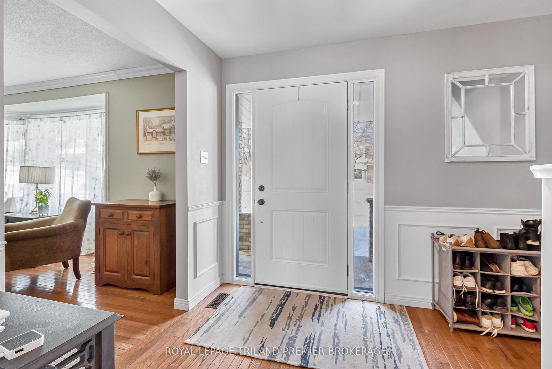 Photo 3 of 31 Foxcroft Crescent, London, South K — HOMEH