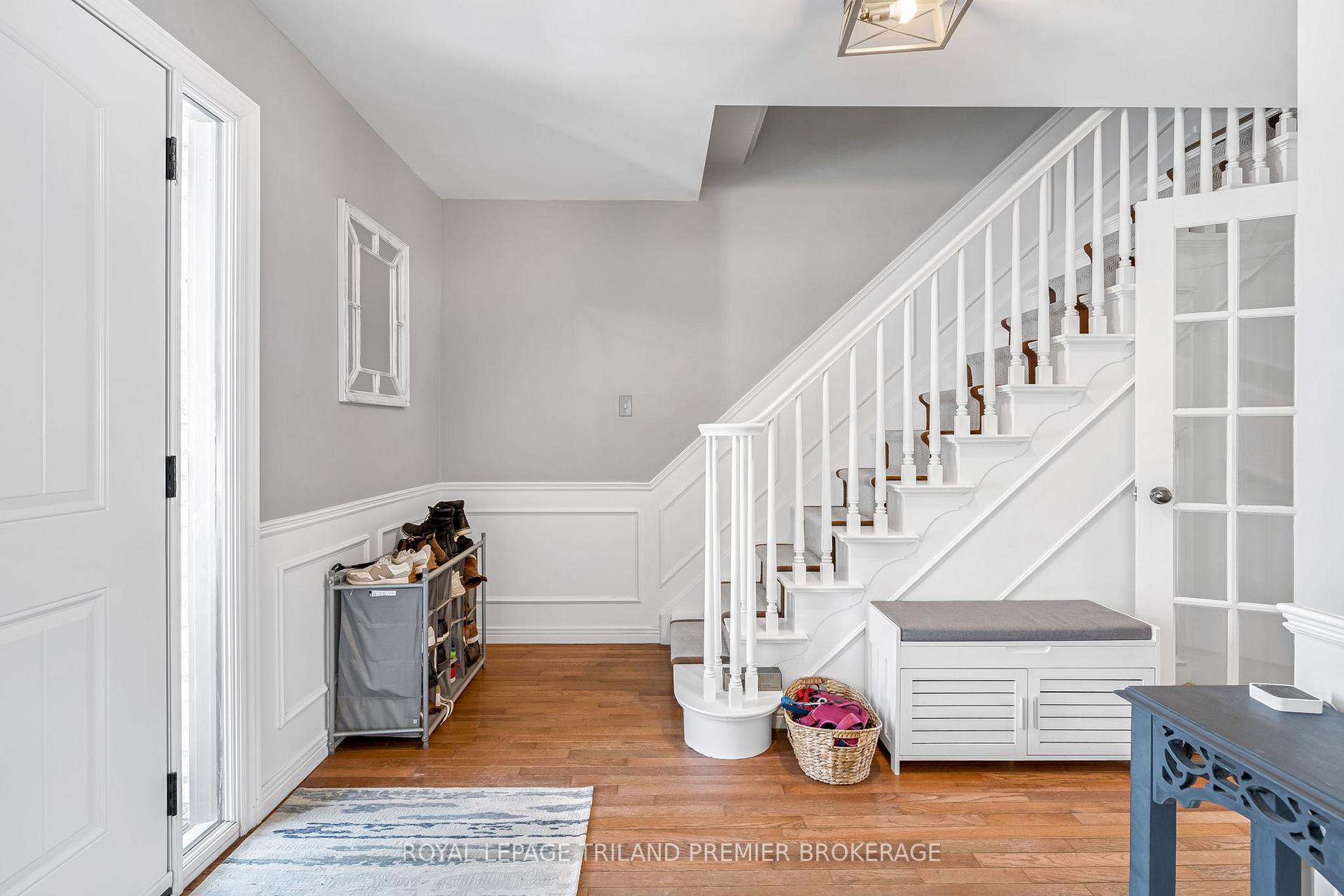 Photo 4 of 31 Foxcroft Crescent, London, South K — HOMEH