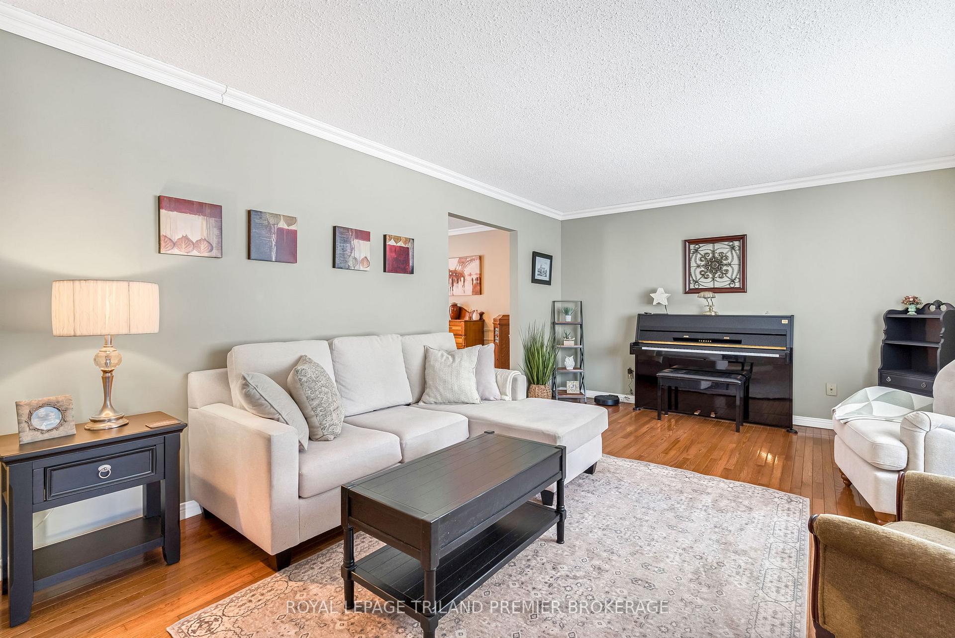 Photo 5 of 31 Foxcroft Crescent, London, South K — HOMEH