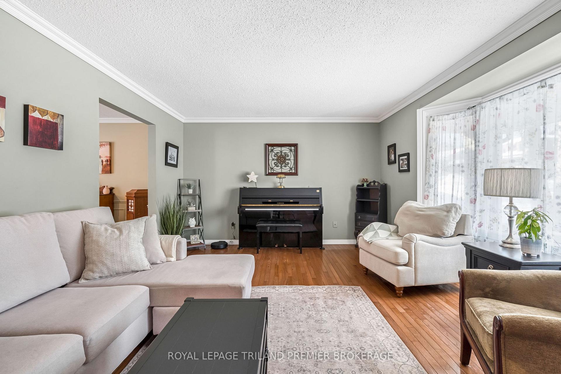 Photo 6 of 31 Foxcroft Crescent, London, South K — HOMEH